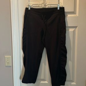 Athleta black capri pants